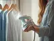wie-sie-ein-dampfbuegeleisen-haengend-verwenden-tipps-fuer-knitterfreie-kleidung